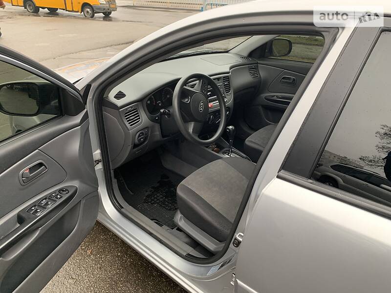 Хетчбек Kia Rio 2010 в Дніпрі