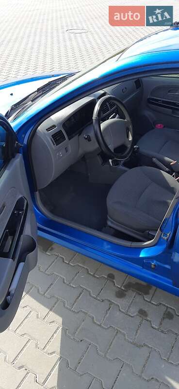 Хетчбек Kia Rio 2004 в Гадячі