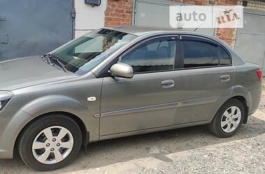 Седан Kia Rio 2011 в Глухове