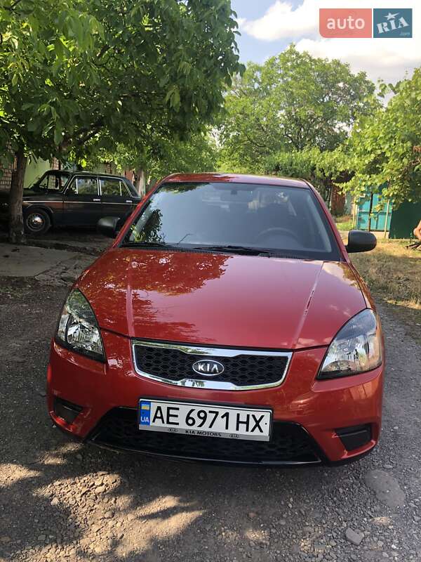 Седан Kia Rio 2010 в Кривому Розі
