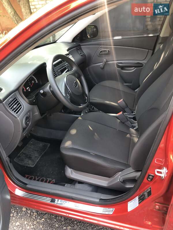 Седан Kia Rio 2010 в Кривому Розі