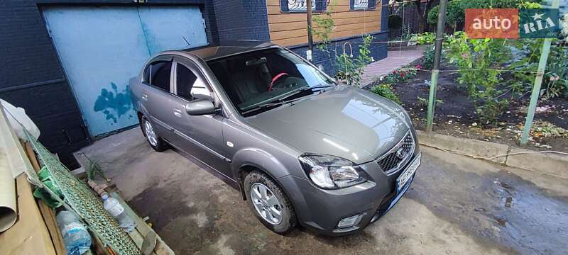 Седан Kia Rio 2011 в Кривом Роге