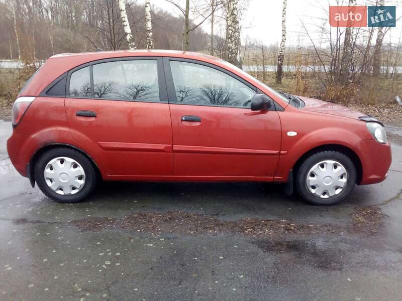 Хэтчбек Kia Rio 2010 в Звягеле