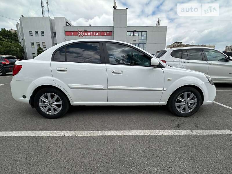 Седан Kia Rio 2010 в Києві