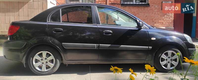 Седан Kia Rio 2006 в Ровно
