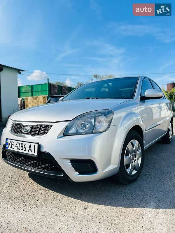 Седан Kia Rio 2010 в Днепре