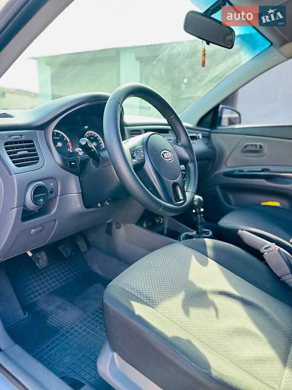 Седан Kia Rio 2010 в Днепре