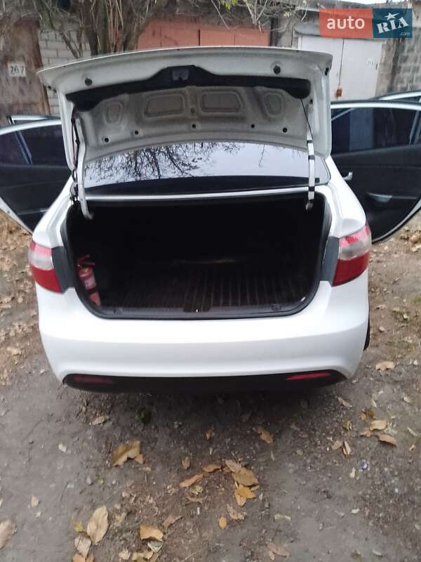 Седан Kia Rio 2012 в Нікополі