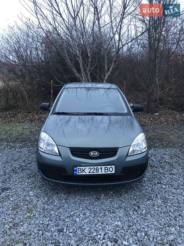 Хэтчбек Kia Rio 2008 в Ровно