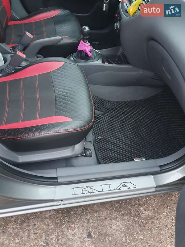 Седан Kia Rio 2011 в Чернигове