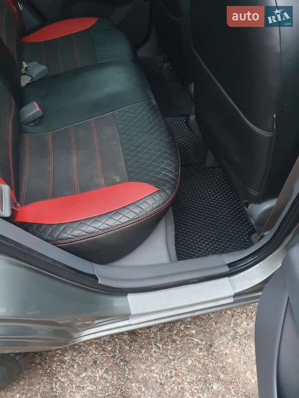 Седан Kia Rio 2011 в Чернигове