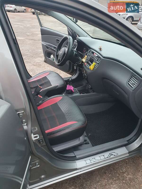 Седан Kia Rio 2011 в Чернигове