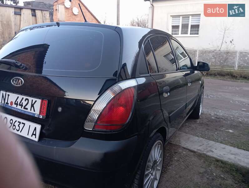 Хэтчбек Kia Rio 2009 в Хусте