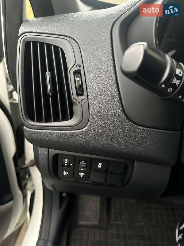 Хэтчбек Kia Rio 2013 в Львове