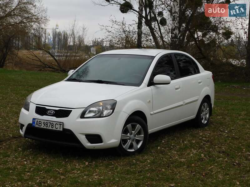 Седан Kia Rio 2011 в 