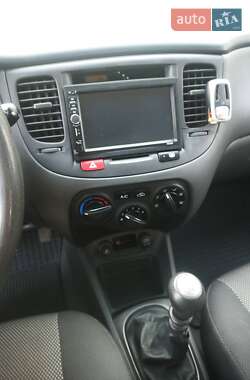 Хэтчбек Kia Rio 2006 в 