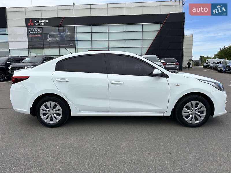 Седан Kia Rio 2018 в Киеве