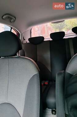 Хэтчбек Kia Rio 2005 в 