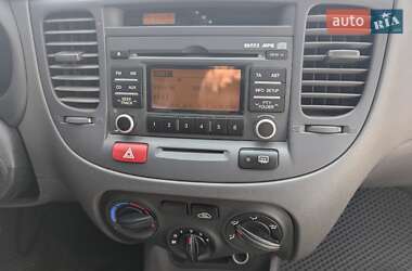 Хэтчбек Kia Rio 2009 в 