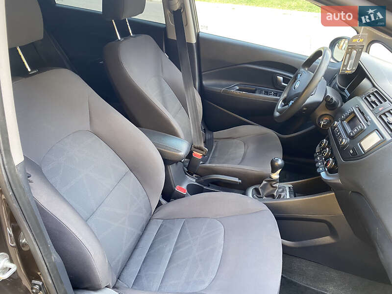 Хэтчбек Kia Rio 2012 в Черновцах