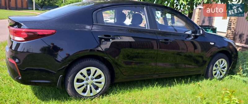 Седан Kia Rio 2017 в Прилуках