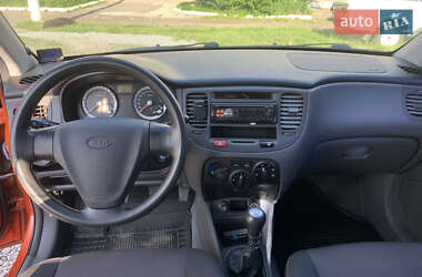 Хэтчбек Kia Rio 2006 в 