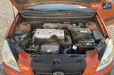 Хэтчбек Kia Rio 2006 в 