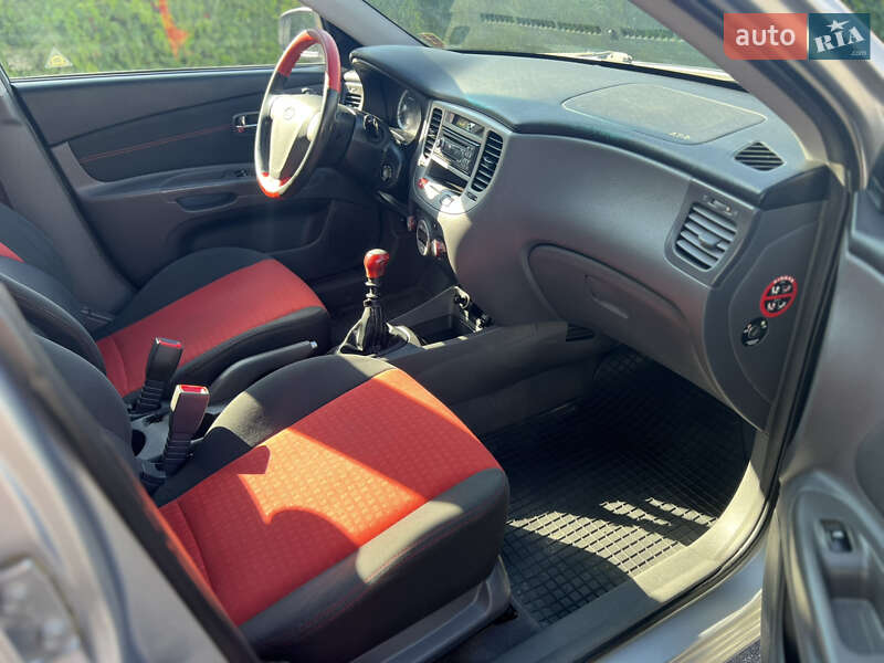 Хэтчбек Kia Rio 2006 в Виннице