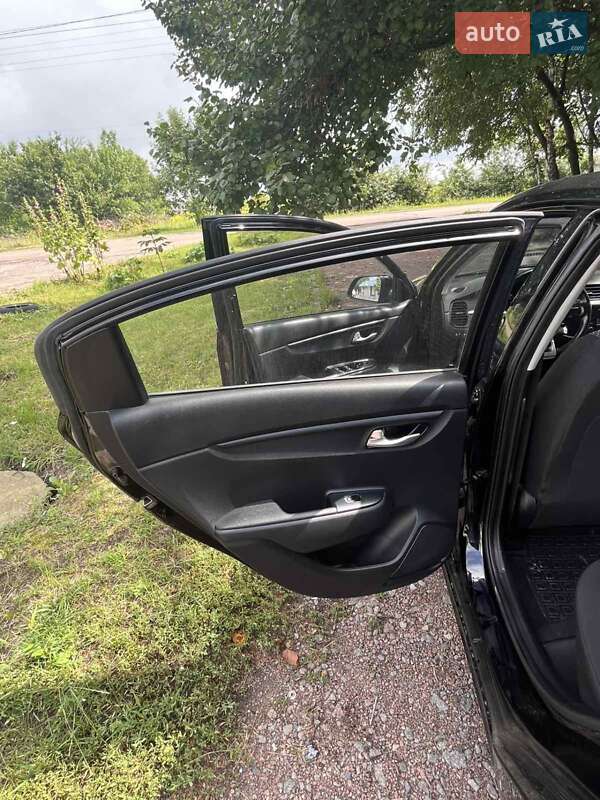 Седан Kia Rio 2017 в Прилуках