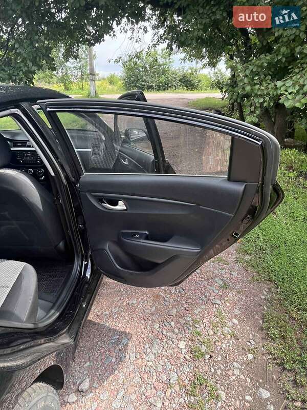 Седан Kia Rio 2017 в Прилуках