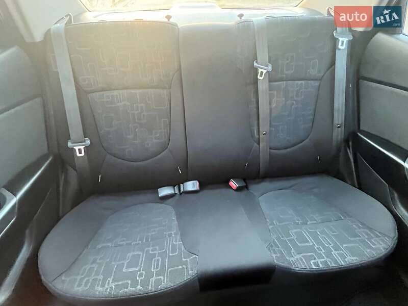 Седан Kia Rio 2013 в Кривому Розі