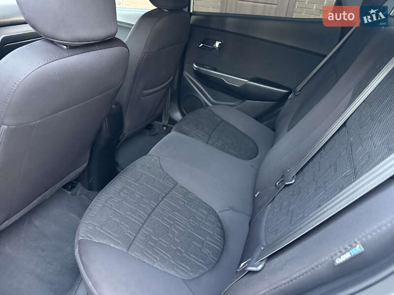 Седан Kia Rio 2014 в Дніпрі