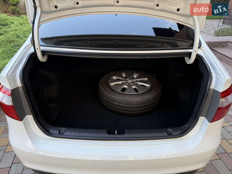 Седан Kia Rio 2014 в Дніпрі