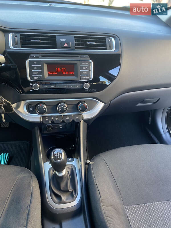 Седан Kia Rio 2017 в Лубнах