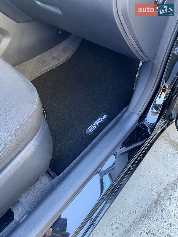 Седан Kia Rio 2017 в Лубнах
