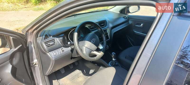 Седан Kia Rio 2011 в Кривом Роге