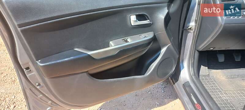 Седан Kia Rio 2011 в Кривом Роге