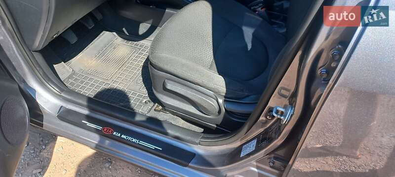 Седан Kia Rio 2011 в Кривом Роге