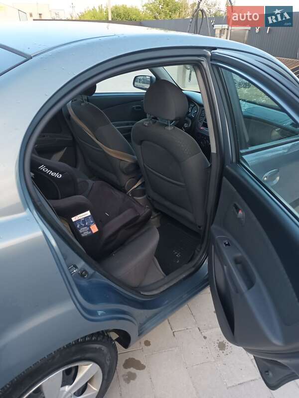 Седан Kia Rio 2006 в Тернополе