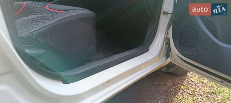 Хэтчбек Kia Rio 2012 в Дрогобыче