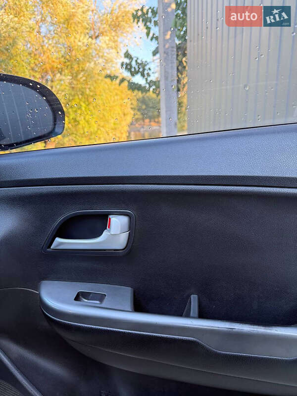Седан Kia Rio 2013 в Первомайске