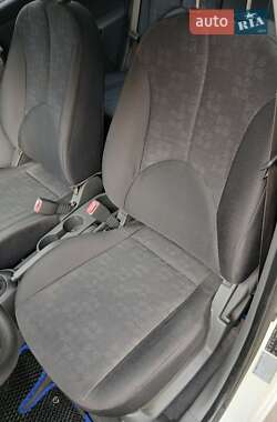 Хэтчбек Kia Rio 2010 в 