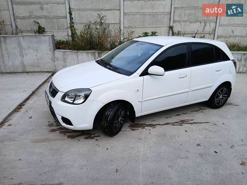 Хэтчбек Kia Rio 2010 в 