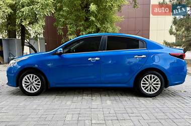 Седан Kia Rio 2018 в  фото 16 Седан Kia Rio 2018 в