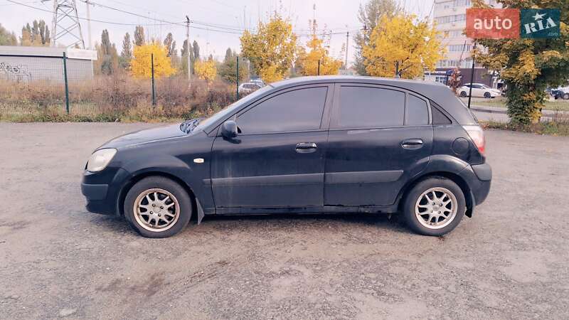 Хэтчбек Kia Rio 2006 в Вишневом