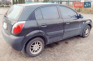 Хэтчбек Kia Rio 2006 в  фото 3 Хэтчбек Kia Rio 2006 в