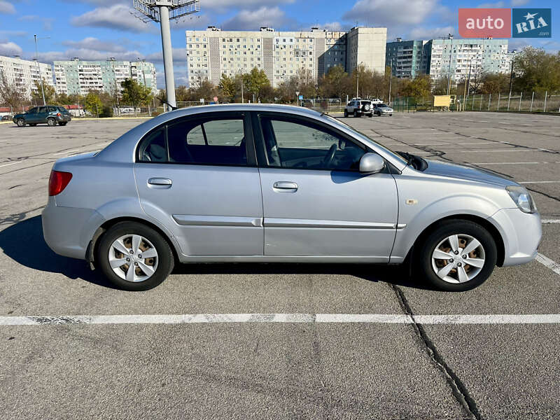Седан Kia Rio 2010 в Запоріжжі