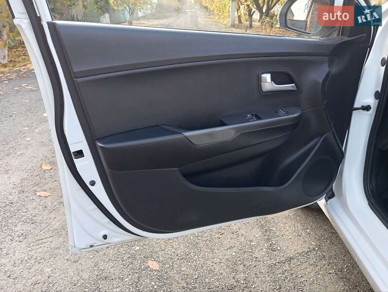 Седан Kia Rio 2012 в Никополе фото 12 Седан Kia Rio 2012 в Никополе