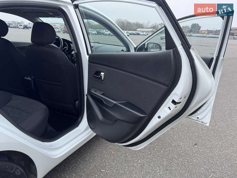 Седан Kia Rio 2014 в Киеве фото 23 Седан Kia Rio 2014 в Киеве