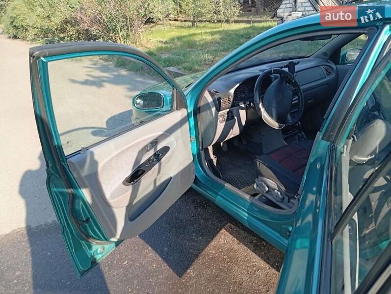 Универсал Kia Rio 2000 в Чугуеве